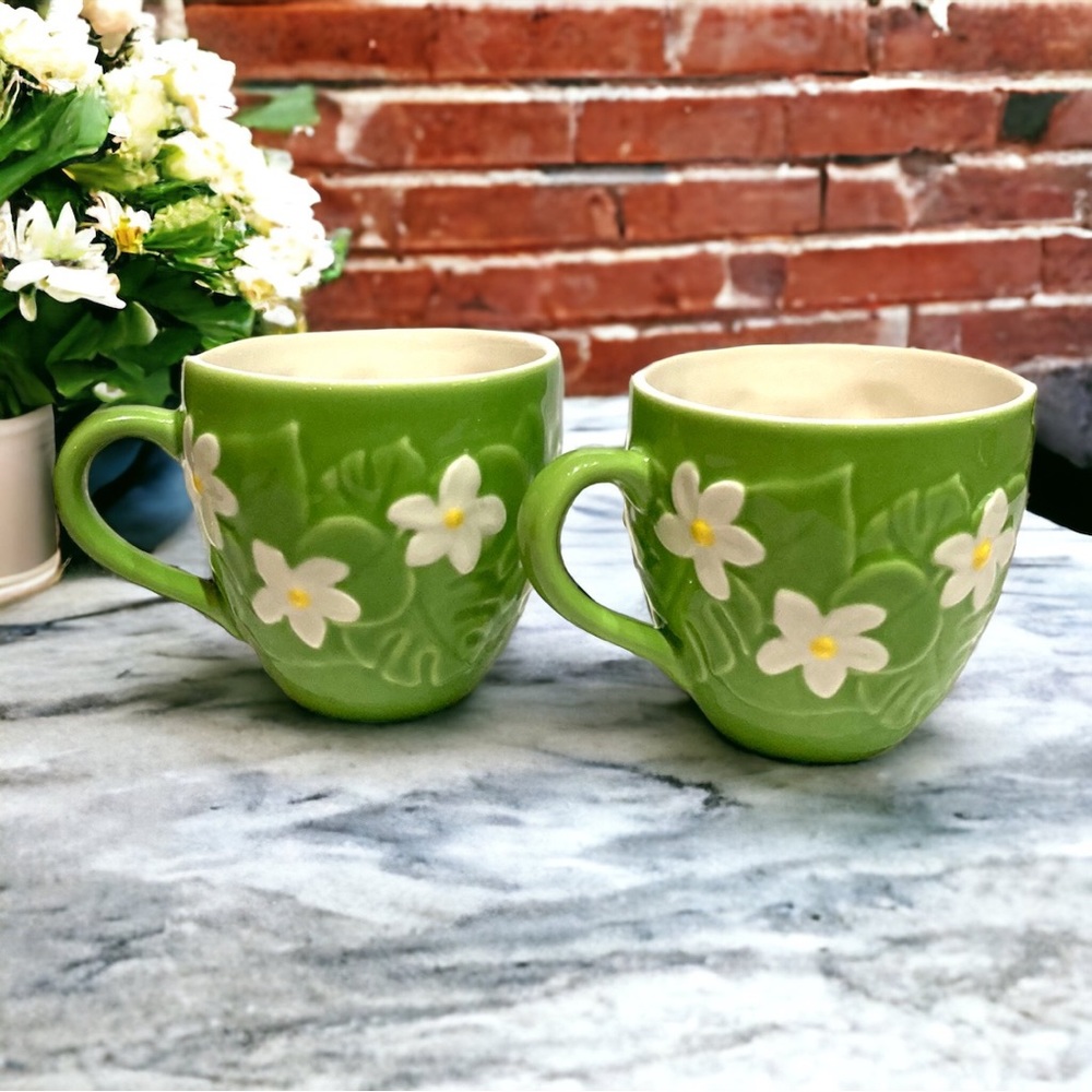 Starbucks 2006 Collectible Green Embossed White Daisy 16 oz., Price Per Mug